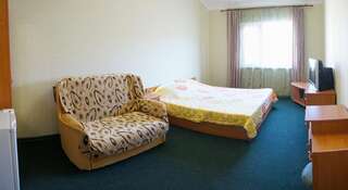 Гостиница Гостевой Дом Якорь Судак Трехместный номер "Комфорт" с душем-4